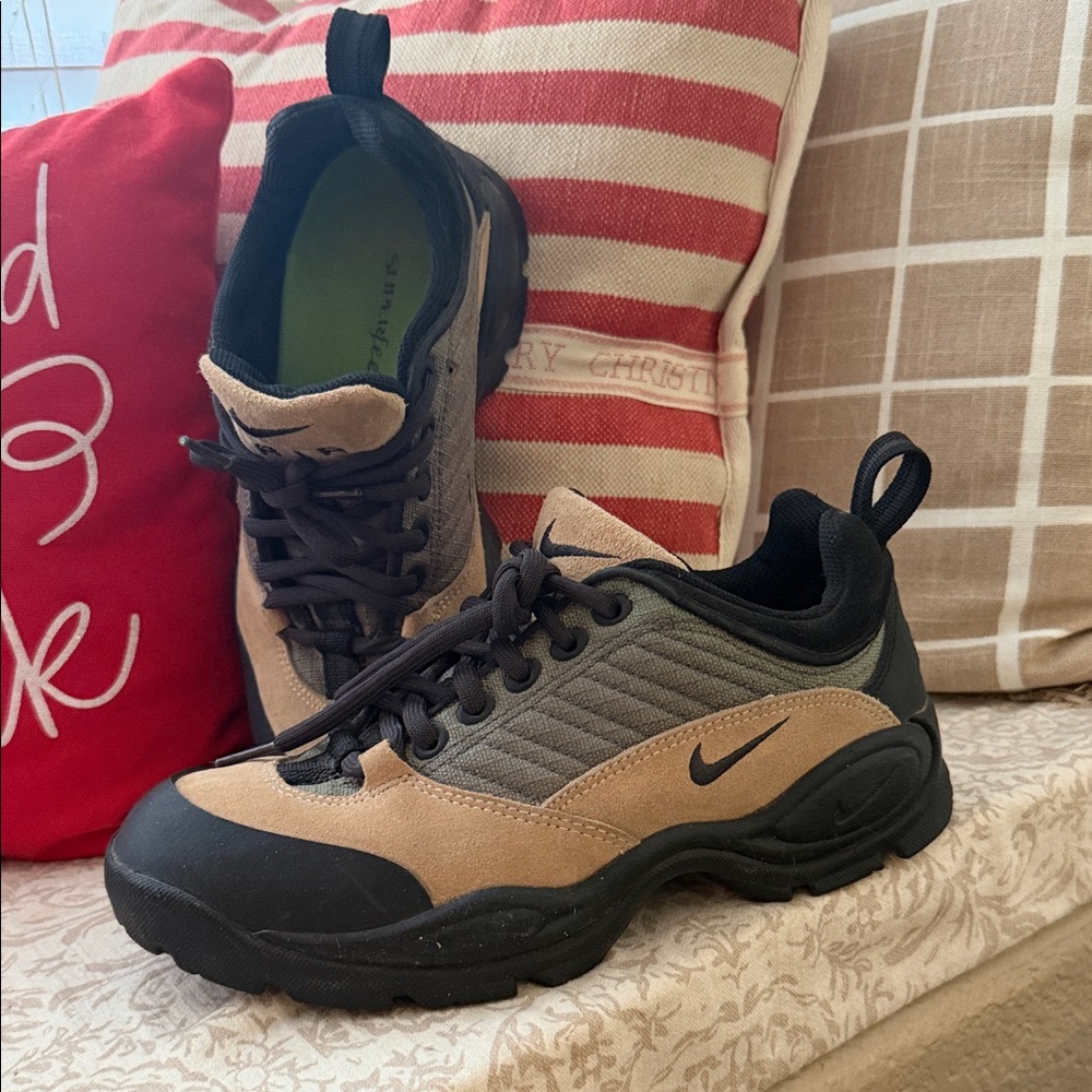 Nike vintage ACG hiking shoes